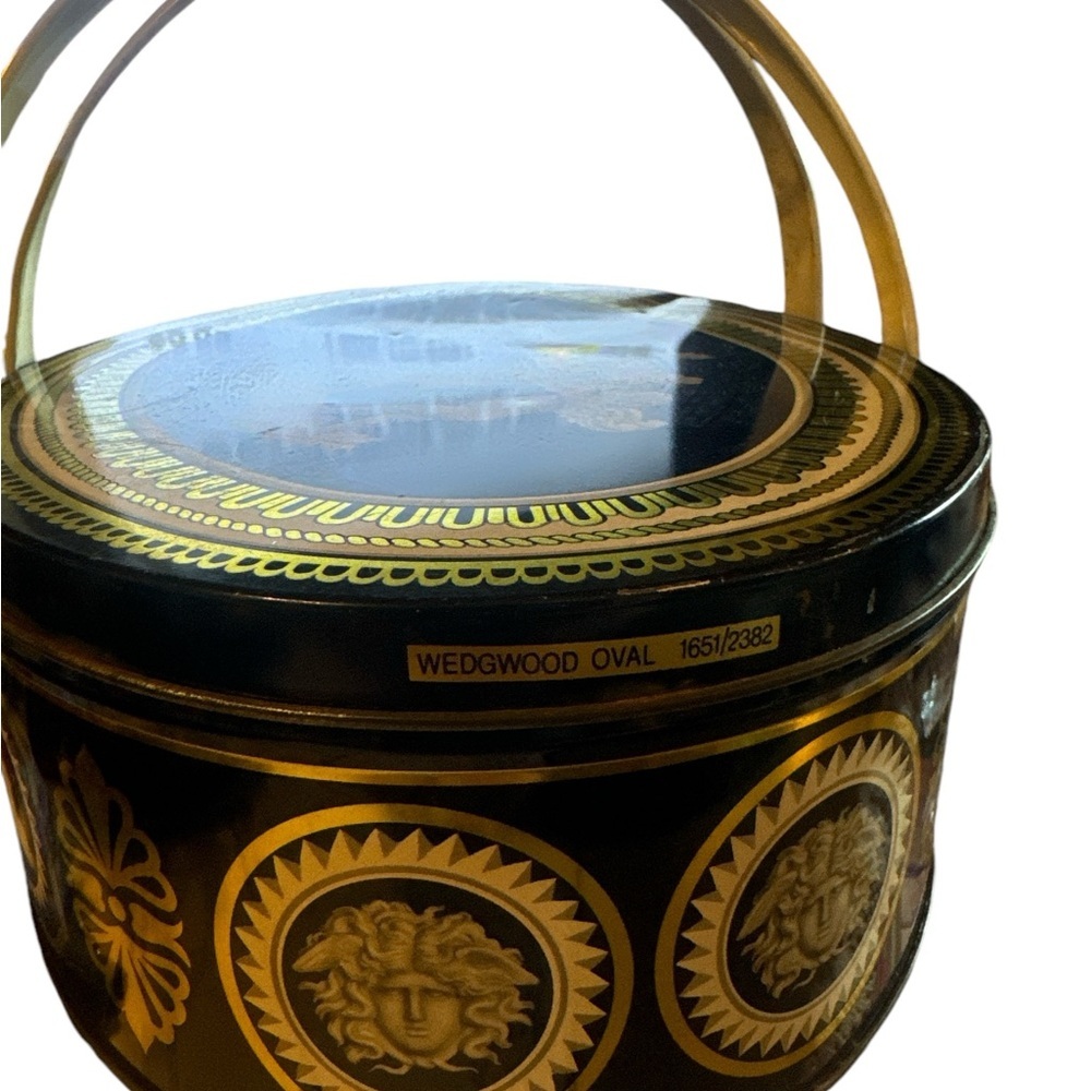 1939’s Vintage Wedgewood Oval 1651/2382 Blue, Cream & Gold Biscuit Tin/ Cherubs - Picture 4 of 13